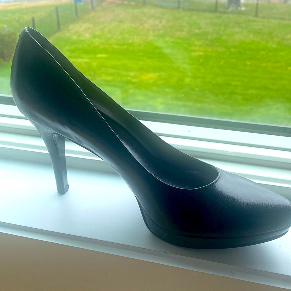 Nine West black platform size 6 1/2 never worn